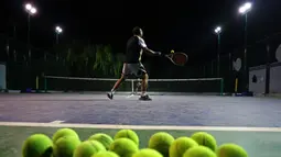 Orang-orang bermain tenis pada malam hari di lapangan tenis Taman Yuxiu, Yinchuan, Daerah Otonom Etnis Hui Ningxia, China, 3 Agustus 2020. Kota Yinchuan menyediakan berbagai fasilitas (venue) olahraga yang memadai bagi warganya untuk berolahraga di malam hari. (Xinhua/Jia Haocheng)