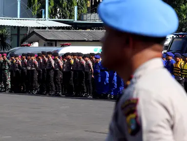 Peserta mengikuti apel Kesiapan Tanggap Musim Penghujan Tahun 2018-2019 di Polda Metro Jaya, Jakarta, Jumat (16/11). Pasukan yang menjadi peserta apel seperti polisi, TNI, BPBD, Satpol PP dan beberapa lembaga lain. (Liputan6.com/Johan Tallo)