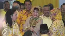Mantan politikus Partai Golkar Siti Hardiyanti Indra Rukmana (Mbak Tutut) bersama sejumlah tokoh lainnya menghadiri silaturahmi nasional Golkar di Kantor DPP Golkar, Jakarta, Minggu (1/11). (Liputna6.com/Angga Yuniar)