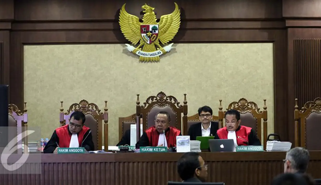 Suasana sidang lanjutan kasus pembunuhan Wayan Mirna di PN Jakarta Pusat, Jakarta, Rabu, (21/9). Sidang menghadirkan saksi Ahli Patologi Forensik dari Australia, Michael David Robertsondi. (Liputan6.com/Helmi Afandi)