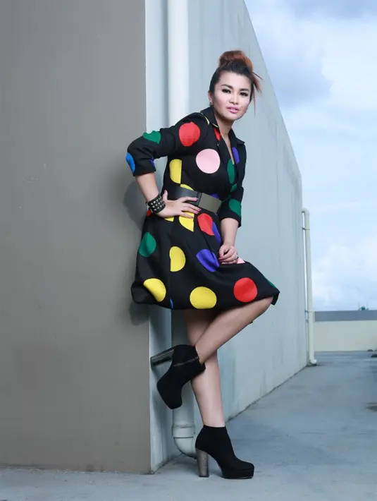 "Malam minggu aku sendirian, kebetulan gebetan aku udah nikah dengan cewek lain. Coba-coba ia mencari teman-teman lewat Friendster, ternyata ada inbox dari dia. Aku lalu membalasnya," kenang Fitri Carlina. (dok. Bintang.com)