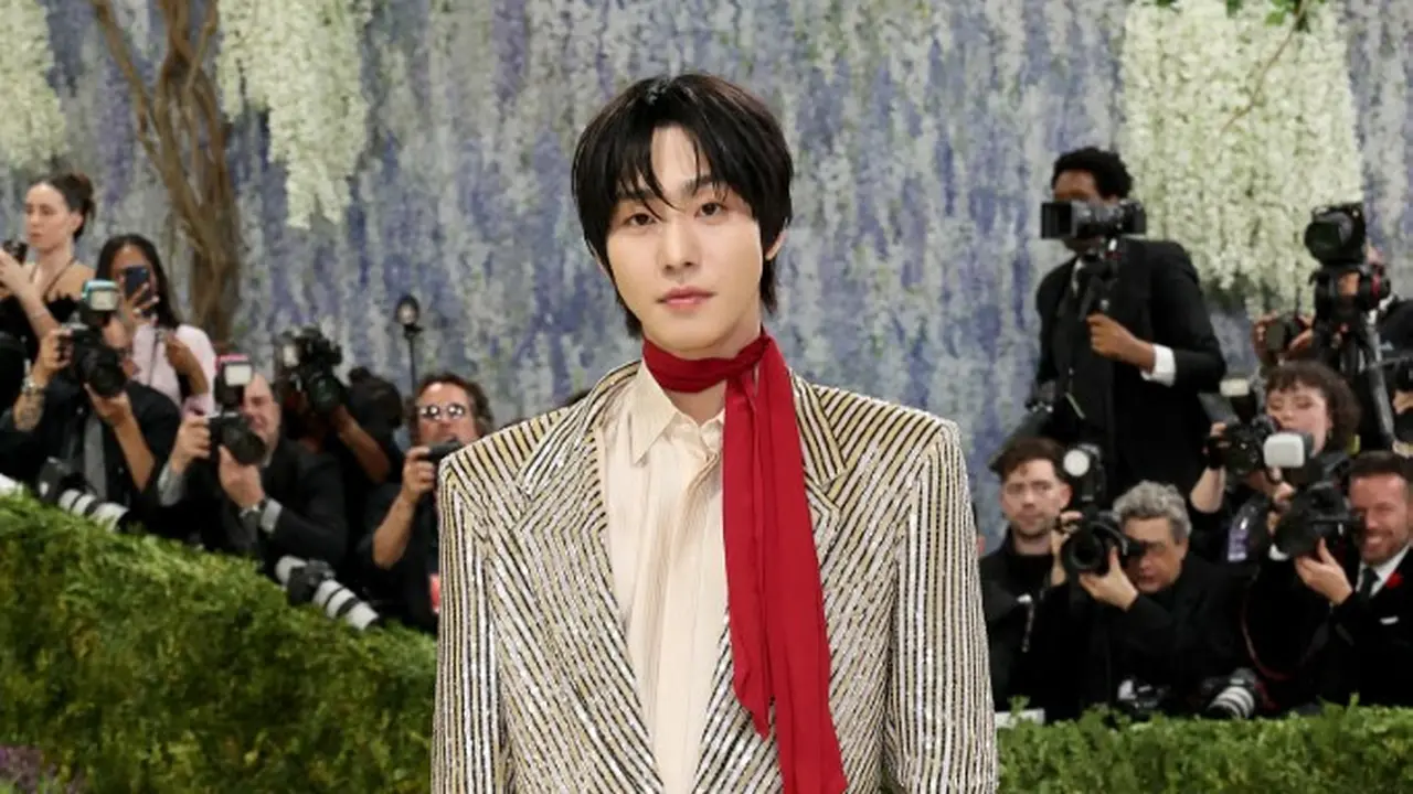 Debut Ahn Hyo Seop di Met Gala 2026 kenakan scarf merah.  Photo by MIKE COPPOLA / GETTY IMAGES NORTH AMERICA / GETTY IMAGES VIA AFP