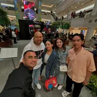 Nagita Slavina dan Selvi Ananda tampil bak duo bestie dengan jinjing tas mahal (@raffinagita1717)