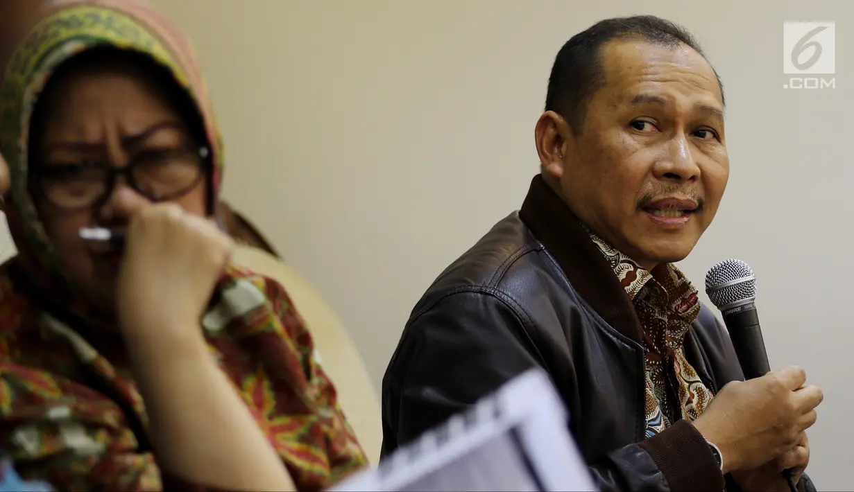 Irjen Kemensos Dadang Iskandar (kanan) bersama peneliti LIPI Siti Zuhro saat diskusi legislasi di Jakarta, Selasa (9/10). Diskusi ini bertema "Cegah Selewengkan Dana Bantuan Sulteng: Bagaimana Regulasi dan Pengawasanya?". (Liputan6.com/JohanTallo)