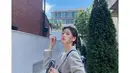 Jung So Min tampil memikat dengan kaus putih ditumpuknya mengenakan blazer bernuansa abu-abu, dan celana panjang hitam, serta shoulder bag yang juga berwarna hitam. [Foto: Instagram/somin_jj]