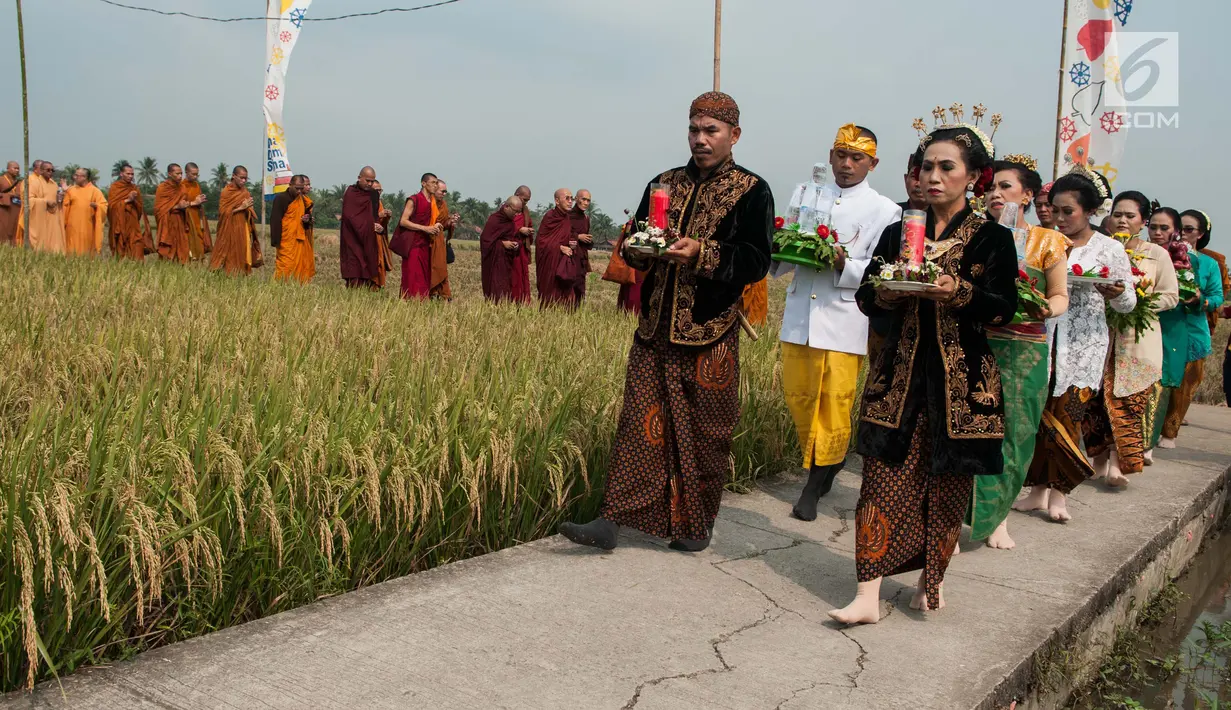 Para Bikkhu saat prosesi Puja Waisak 2561 BE di komplek Candi Jiwa, Jawa Barat (21/5). Umat Budha khususnya wilayah Jabar, Karawang, Cikarang, Bekasi dan Tangerang melaksanakan Maha Puja Trisuci Waisak di Candi Blandongan. (Liputan6.com/Gempur M Surya)