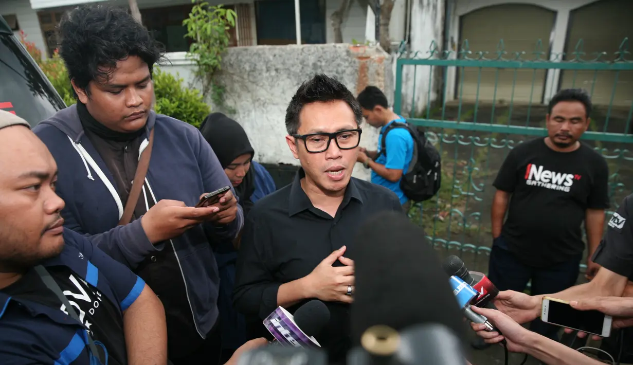 Selama ini, suami Viona Rosalina itu menjalin hubungan baik dengan penyiar, pemeran dan sutradara tersebut. Beberapa kali berbicang soal politik dengan almarhum. (Nurwahyunan/Bintang.com)