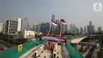 Pekerja melakukan pengecoran tahap akhir jembatan lengkung bentang panjang atau long span pada proyek LRT Jabodebek di kawasan Kuningan, Jakarta, Senin (11/11/2019). Long span tersebut menjadi yang terpanjang di dunia. (Liputan6.com/Angga Yuniar)
