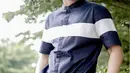 Baju koko warna biru dongker dengan paduan garis putih ini juga bisa jadi inspirasi saat sambut Lebaran mendatang. Dengan bawahan celana putih, penampilannya simpel namun tetap kekinian. (Liputan6.com/IG/@ikbalfauzi_)