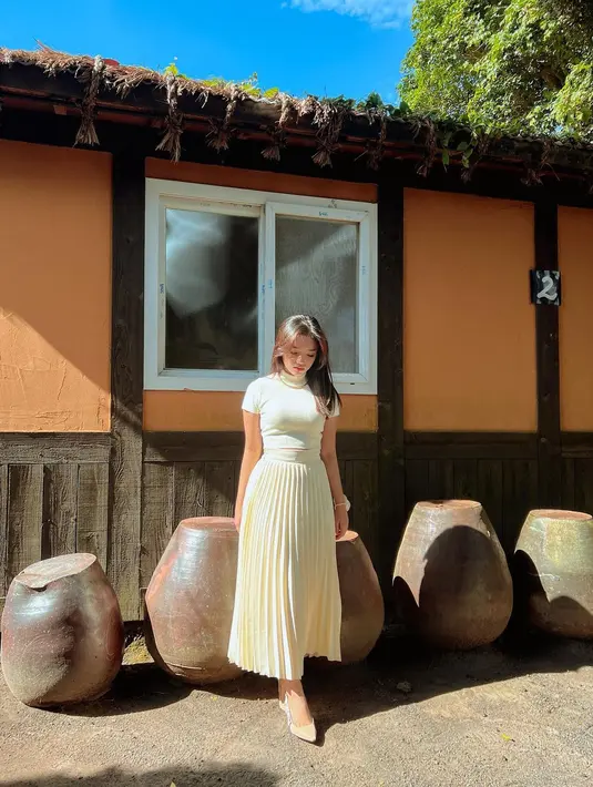 Melengkapi outfit manisnya, Fuji Utami kenakan tas dan sepatu puluhan juta favorit Jisoo BLACKPINK [@fuji_an]