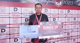 Jordan Sarana berpose setelah berhasil menjuarai soft tip Darts National Competition 2025 Series 04 yang digelar di FX Sudirman, Senayan, Jakarta pada Minggu (21/9/2025). (Bola.com/M Iqbal Ichsan)