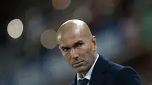 Pelatih Real Madrid, Zinedine Zidane, tampak cemas menyaksikan anak asuhnya melawan Granada pada laga La Liga di Stadion Nuevo Los Carmenes, Spanyol, Minggu (7/2/2016). Granada takluk 1-2 dari Real Madrid. (AFP/Jorge Guerrero)