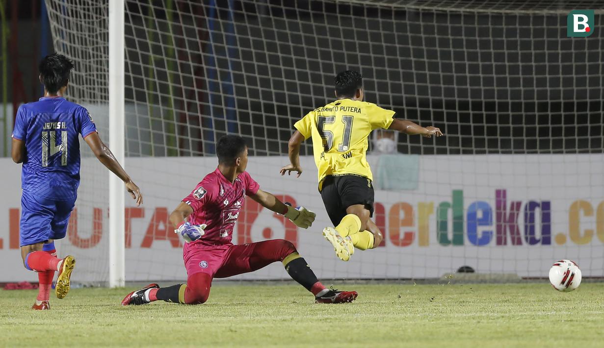 Gelandang Barito Putera, Alief Jaelani (kanan) saat mencetak gol pertama timya ke gawang Arema FC dalam laga matchday ke-2 Grup A Piala Menpora 2021 di Stadion Manahan, Solo, Kamis (25/3/2021). Barito Putera sementara unggul 2-0 atas Arema FC di babak pertama. (Bola.com/Arief Bagus)