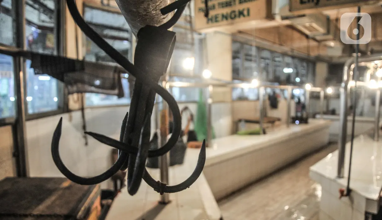 Suasana sepi kios daging sapi saat pedagang mogok jualan di Pasar Tebet, Jakarta, Selasa (1/3/2022). Pedagang daging sapi di Jakarta melakukan aksi mogok berjualan hingga Jumat (4/3) sebagai bentuk protes atas kenaikan harga daging yang tembus hingga Rp140.000 per kg. (merdeka.com/Iqbal S Nugroho)