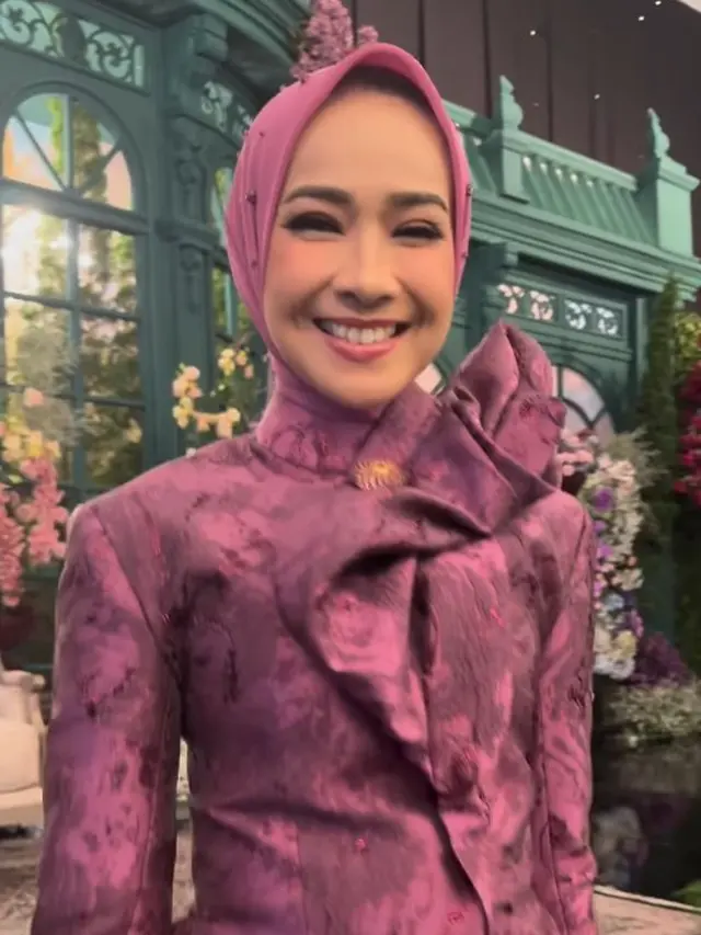 Alya Rohali Pakai Gaun Merah saat Hadiri Pernikahan Sang Putri