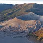 Pasir Berbisik dan Kawah Bromo (Sumber: Pixabay)