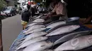 Pedagang menjajakan ikan bandeng di pasar musiman kawasan Rawa Belong, Jakarta, Rabu (18/2). Bagi kalangan Tionghoa, pindang bandeng Imlek adalah perlambang kemakmuran yang berlimpah. (Liputan6.com/Johan Tallo)