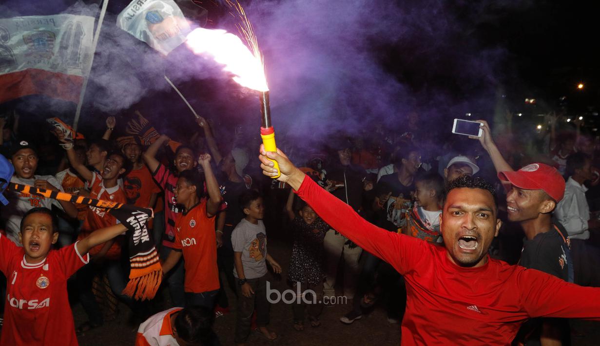 Jakmania merayakan gol gelandang Persija, Ramdani Lestaluhu, ke gawang Persib saat nobar di Kalideres, Jakarta, Sabtu (22/7/2017). Dilarang datang ke GBLA membuat Jakmania menggelar nobar di beberapa titik ibu kota. (Bola.com/M Iqbal Ichsan)