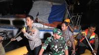 foto Wali Kota Semarang, Hendrar Prihadi bersama Kapolrestabes dan Dandim menaiki perahu karet, (Foto :Titoisnau)