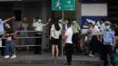 Polisi China mengarahkan warga menjauh dari lingkungan yang ditutup sebelum penutupan resmi Konsulat Amerika Serikat di Chengdu, Senin (27/7/2020). Bendera Amerika Serikat di Konsulat AS Chengdu diturunkan, menandai ditutupnya kantor perwakilan Negeri Paman Sam di kota itu. (AP Photo/Ng Han Guan)