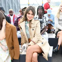 Melihat keseruan Luna Maya saat hadir di New York Fashion Week dengan busana retro (Coach)