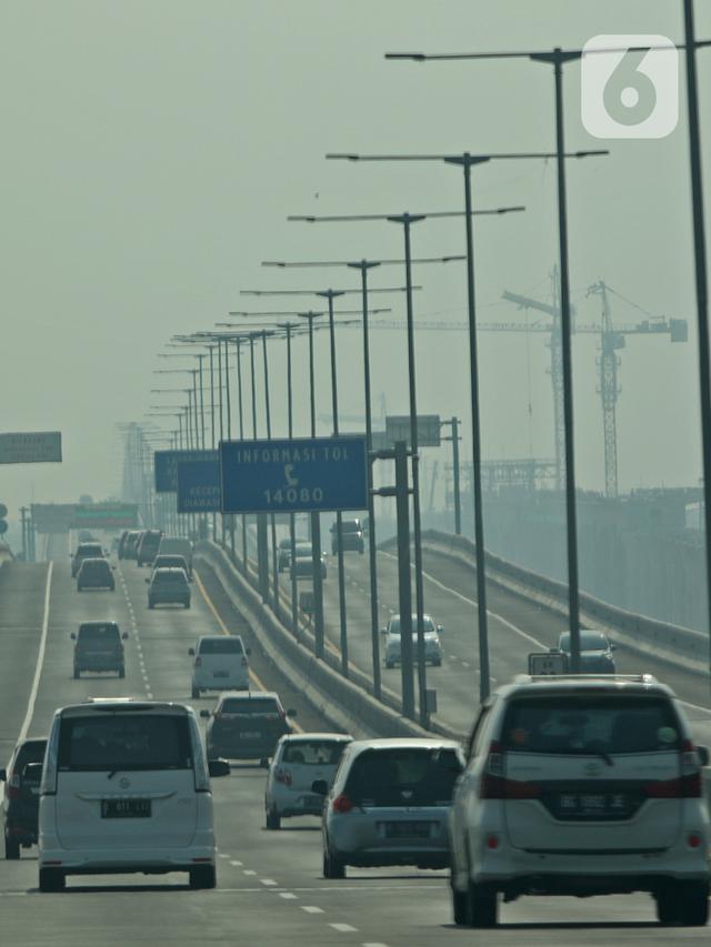 Kepadatan Jalan Tol Jakarta Cikampek Jelang Natal