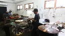 Pekerja tengah mengukir gitar di workshop I Wayan Tuges  gitar berlabel Blueberry di Jalan Baruna No. 5 Guwang, Sukowati, Bali, Senin (15/10). Gitar tersebut banyak dipesan oleh musisi lokal hingga mancanegara. (Liputan6.com/Angga Yuniar)
