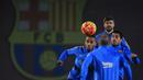 Para pemain Barcelona melakukan latihan perdana pada tahun 2016 di Pusat Olahraga Joan Gamper, Barcelona, Spanyol, Jumat (1/1/2016). (AFP/Pau Barrena)