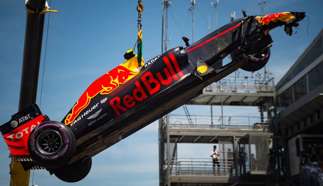 Mobil dari tim Red Bull, Max Verstappen di evakuasi usai menabrak saat sesi kualifikasi di sirkuit jalan Monaco, 28 Mei 2016. Trek begitu sempit dan aspal berbeda dengan standarnya tak menutup kemungkinan banyak terjadi insiden. (Andrej Isakovic / AFP)
