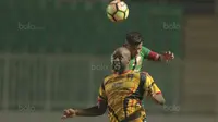 Pemain PS TNI, Manahati Lestusen (atas) berduel dengan pemain Mitra Kukar, Mohammed Sissoko pada lanjutan Liga 1 2017 di Stadion Pakansari, Bogor (26/9/2017). PS TNI menang 2-1. (Bola.com/Nicklas Hanoatubun)