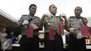 Kapolda Metro Jaya Irjen Pol M Iriawan menunjukkan barang bukti saat rilis di Polda Metro Jaya, Jakarta, Kamis (5/1). Dalam perampokan yang disertai penyekapan itu, 6 orang tewas akibat kehabisan oksigen. (Liputan6.com)