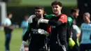 Arsenal dan PSG akan bertemu di Stadion Emirates. Pertandingan leg pertama semifinal Liga Champions 2024/2025 dijadwalkan berlangsung Rabu 30 April 2025 jam 02.00 WIB dini hari, live streaming di Vidio. (Adrian DENNIS/AFP)