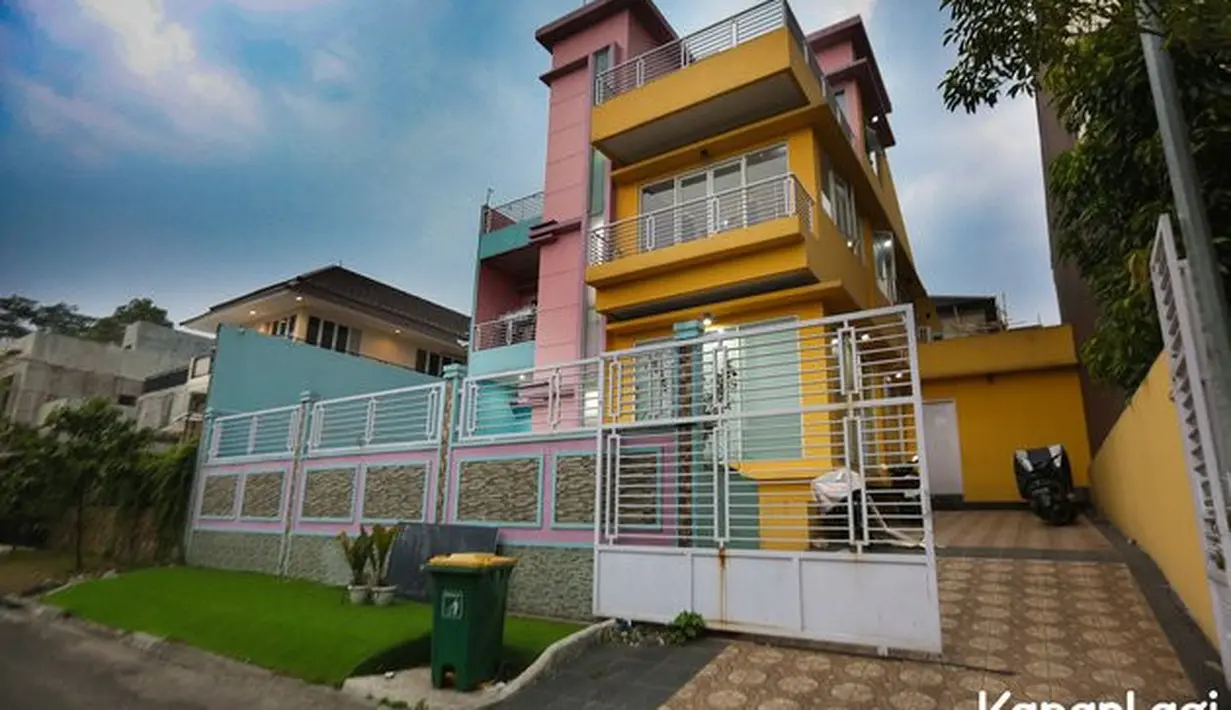 Sempat terpuruk hingga saldo di rekeningnya tinggal Rp 60 ribu, akhirnya Rey Utami bisa melesat mengumpulkan pundi-pundi uang. Ia bekerja keras dengan pekerjaan dan usaha yang digeluti. [Foto: KapanLagi.com®/Budy Santoso]