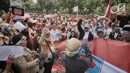 Pegawai honorer DKI Jakarta menggelar demo di Balai Kota, Jakarta, Rabu (26/9). Massa tergabung dalam Forum Honorer Kategori 2 Indonesia (FHK2I). (Liputan6.com/Faizal Fanani)