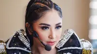 6 Potret Kostum Panggung Dewi Perssik, Selalu Tampil Memukau