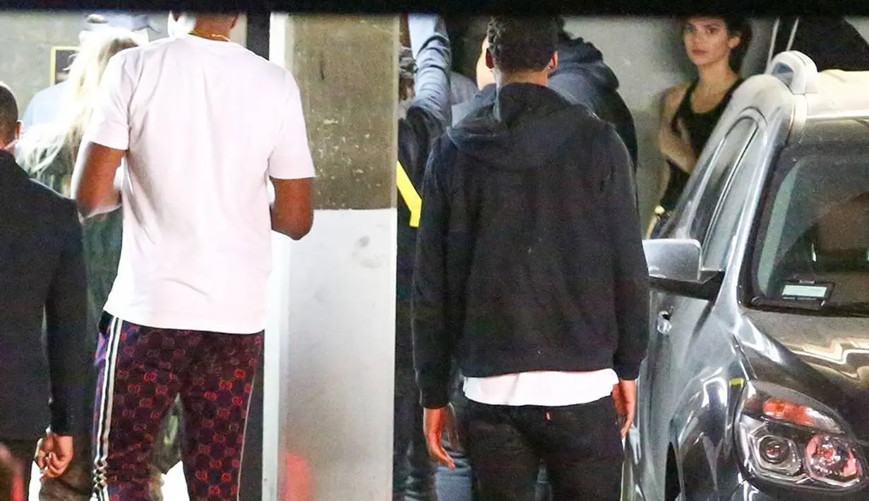 Bersamaan dengan itu, Kendall Jenner pun menikmati waktunya dengan Ben Simmons. (Maciel / BACKGRID / E! News)