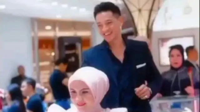 Andrew White saat memakaikan kalung kepada perempuan cantik berhijab (https://www.instagram.com/p/CuoiDG3JlMn/?igshid=MzRlODBiNWFlZA%3D%3D)