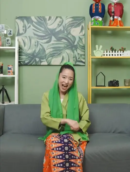Terlepas dari itu, Haruka memang kerap memakai hijab saat membawakan acara di bulan Ramadhan. Penampilan Haruka dipuji saat mengenakan berbagai gaya hijab. (Liputan6.com/IG/@haruuuu_chan)