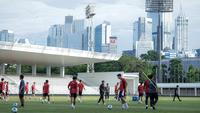 Timnas Indonesia U-22 berlatih di Stadion Madya, Jakarta, Senin (17/11/2025). (Bola.com/Bagaskara Lazuardi)