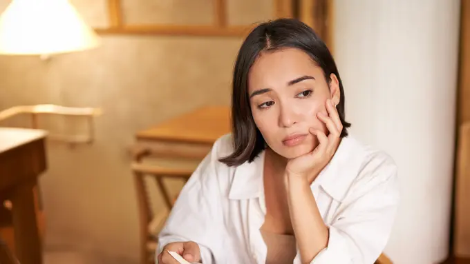 wanita juli bahagia tapi sedih