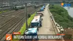 Gubuk liar yang dibangun dari kayu, triplek, dan terpal mengakibatkan kawasan tersebut tampak kumuh dan juga jorok.