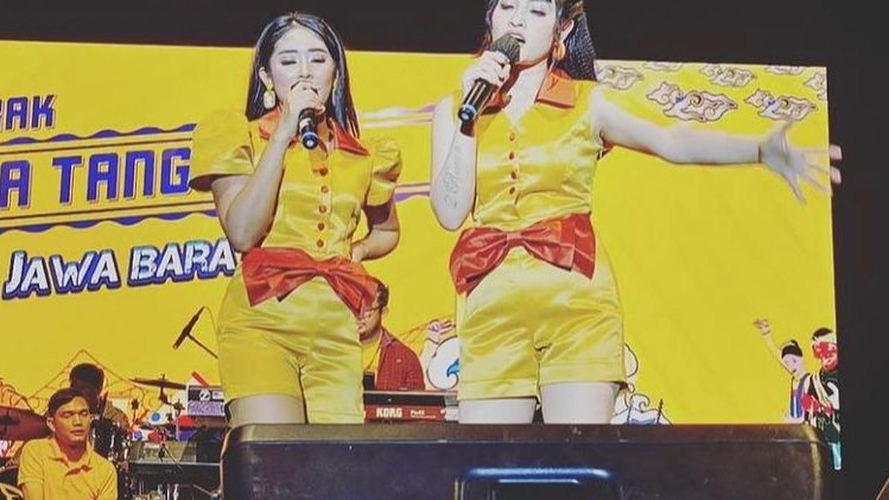 Ini momen saat keduanya tampil di atas panggung. Tak lupa Duo Anggrek menegnakan outfit senada.