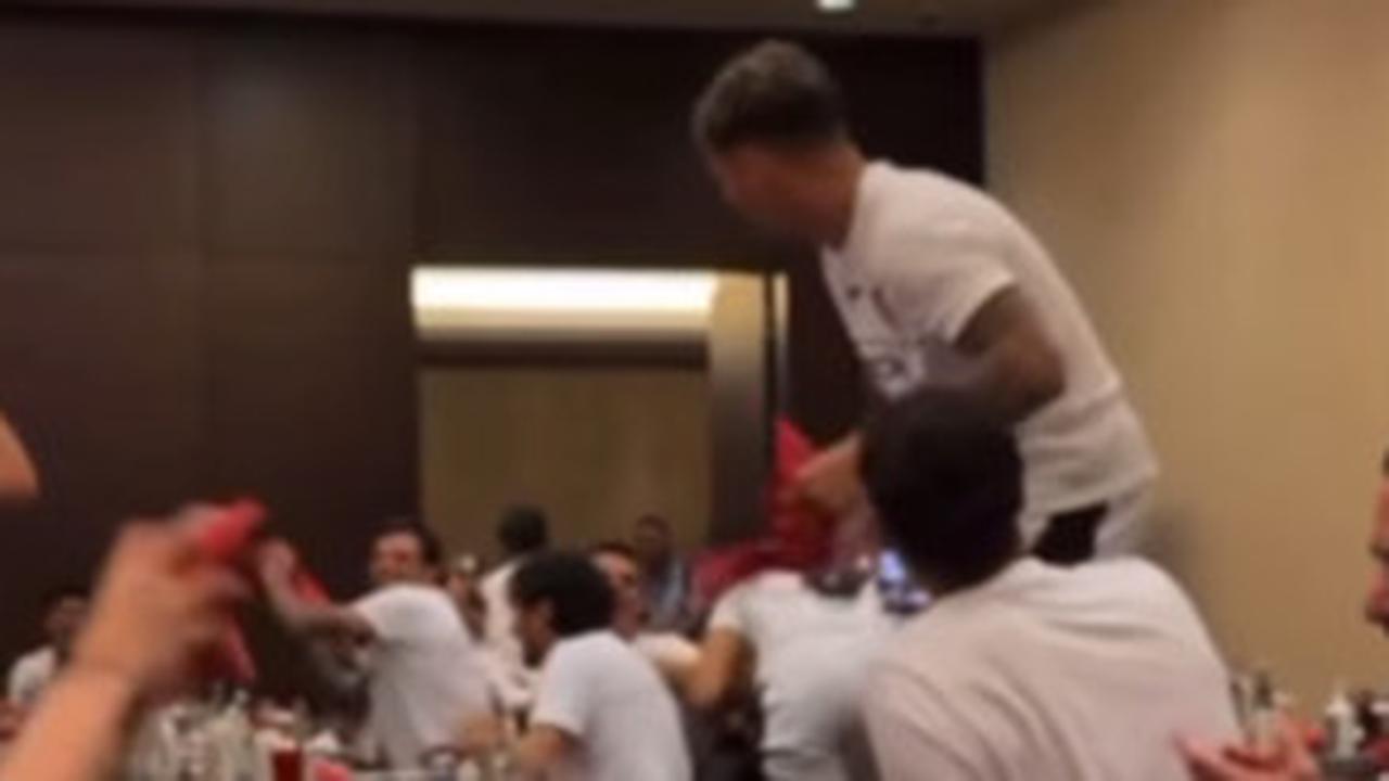 Keseruan Skuad Garuda Jelang Pertandingan Lawan China, Dean James Nyanyi Lupa Lirik jadi Bulan-bulanan Para Teman