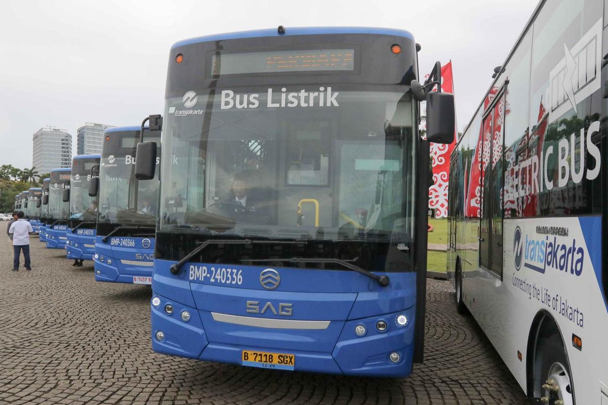 TransJakarta Listrik di Monas