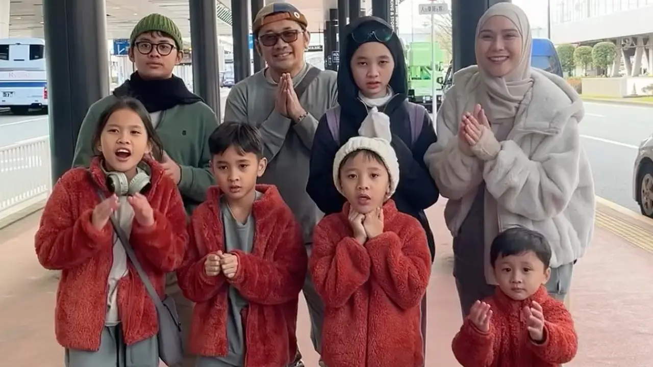 Zaskia Adya Mecca dan Keluarga Liburan ke Jepang
