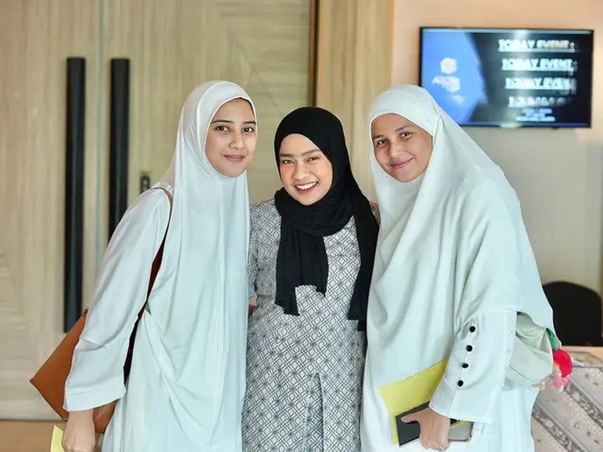 6 Potret Yunita Siregar Umroh, Gamis dan Hijab Pink Curi Perhatian