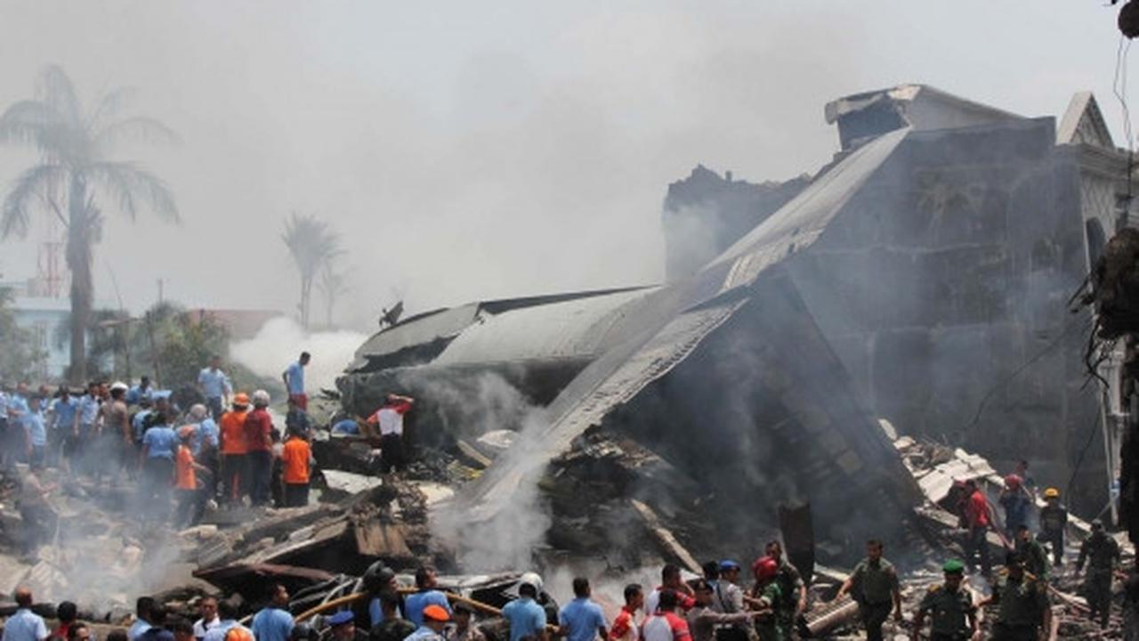 Proses evakuasi korban Hercules A-1310 yang jatuh di Medan