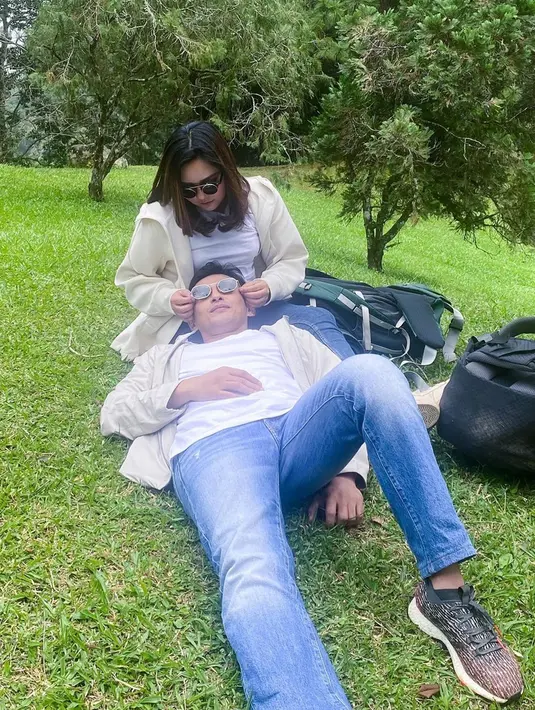 Kerap dijadikan pasangan di sinetron maupun FTV, membuat Gita Sinaga dan Habibi Hood sudah luwes melakukan adegan romantis. Sontak saja momen romantis keduanya berhasil buat warganet gemas. (Instagram/gitasinaga)