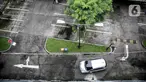 Sebuah mobil melintas di lahan parkir yang sepi di sebuah gedung, Jakarta, Kamis (1/5/2020). Indonesia Parking Association (IPA) menyatakan terjadi penurunan bisnis parkir sebesar 75-90 persen seiring penerapan PSBB untuk mencegah penyebaran COVID-19 di Jabodetabek. (Liputan6.com/Faizal Fanani)