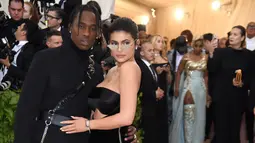 Kylie Jenner mengajak kekasihnya, Traviz Scott menghadiri Met Gala 2018 di Metropolitan Museum of Art New York, Senin (7/5). Kylie Jenner mengenakan gaun dari Alexander Wang yang terinspirasi dari putri duyung. (Evan Agostini/Invision/AP)